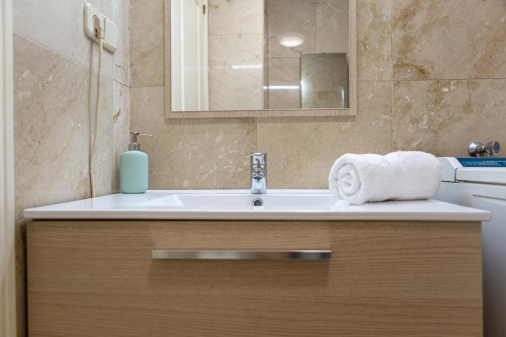 Cute 1 Bedroom Apartment With A Balcony Madryt Zewnętrze zdjęcie
